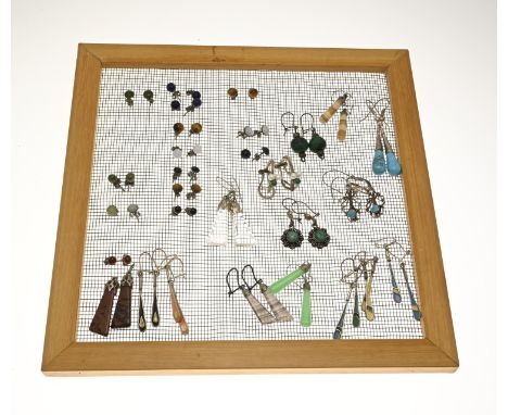 Lot of silver stud earrings with tiger eye, malachite, lapis lazuli, turquoise and various earrings with enamel. In good cond