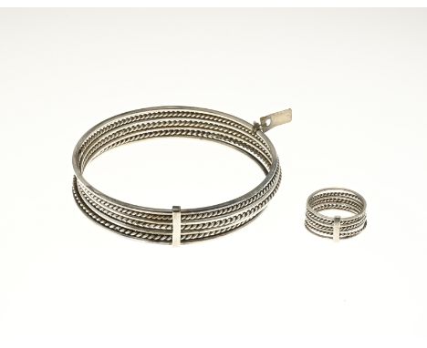 Silver bracelet and ring, 800/000, made of 7 separate rings, 3 with twisted work and 4 smooth rings. Connected to each other 