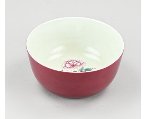 Chinese porcelain bowl with ruby red glaze, with flower/peach decoration inside. With bottom mark. Dimensions: H 8 x Ø 17 cm.