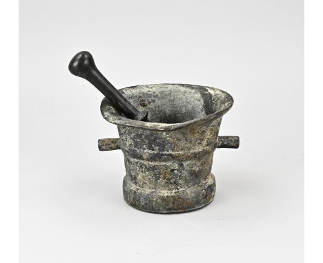 17th century bronze mortar and pestle. Archaeological find. Dimensions: H 13 x Ø 15.5 cm. In good condition.