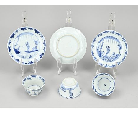 Three 17th - 18th century Chinese porcelain cups + saucers with figures in boat decor. Contoured rim. Size: 7 - 12 cm. In goo