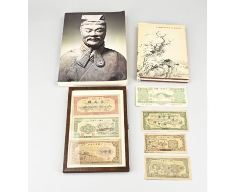 Lot China. Consisting of 7x old paper money. 2x Book about Chinese art. Size: 13.3 - 29.4 cm. In good condition.