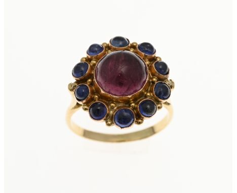 Yellow gold ring, 585/000, with sapphire and ruby. Ring with a rosette in the middle a round cabouchon cut ruby. And around i
