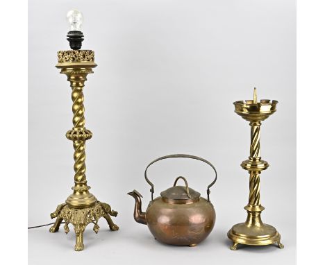 Two antique church candlesticks of brass, neo-Gothic. Plus a copper kettle. 19th century. Dimensions: 51 - 73 cm. In good con