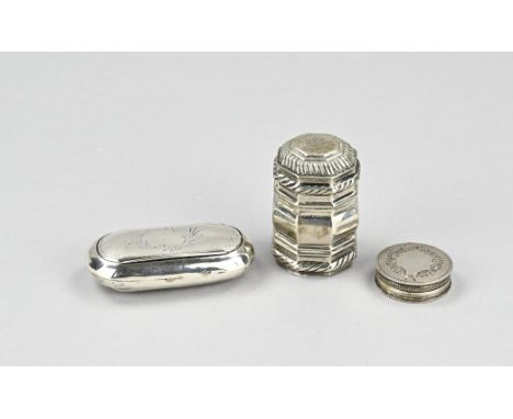 Lot with three silver boxes, an octagonal snuff box with twisted edges. MT.: J. van der Meulen, Joure, jl.:m:1972. 5.5 cm. A 