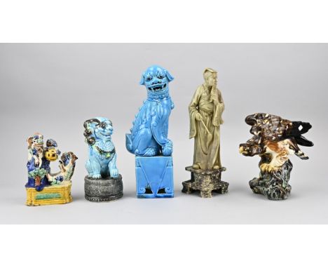 Five old/antique Chinese figures. 3x Temple dog, one damaged. 1x Soapstone sage figure. 1x Ceramic bird of prey. Size: 16.5 -