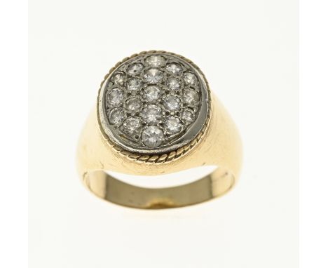 Yellow gold ring, 585/000, with diamond. Men's ring with a white gold oval head set with 19 brilliant cut diamonds, total app