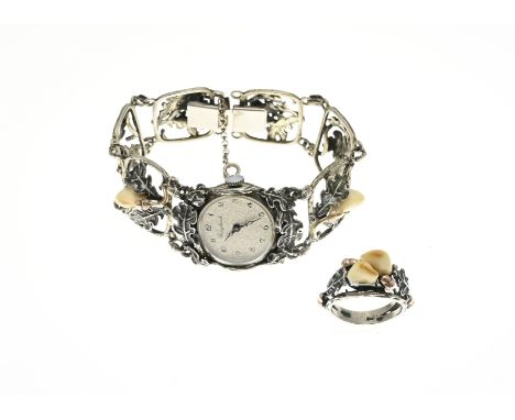 Silver watch and ring, 835/000, with hunting trophy. Watch with a round case and links decorated with oak leaves, 2 golden ac
