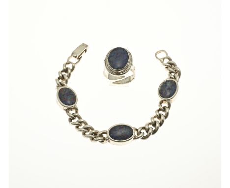 Silver bracelet and ring, 925/000, with opal. Bracelet with coarse gourmet links and decorated with 3 oval settings set with 