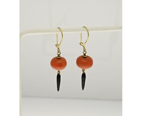 Yellow gold earrings, 585/000, with blood coral and enamel. Brisures with a blood coral and a peg with black enamel .ø 11 mm.