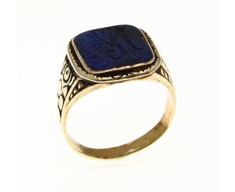 Yellow gold ring, 585/000, with a lapis lazuli with monogram. Ring with a worked head and a rectangular lapis lazuli with a m