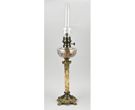 Antique petroleum lamp with alabaster, brass and crystal glass reservoir. Corinthian column. Circa 1900. Dimensions: H 67 cm.