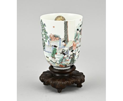 Chinese porcelain Familie Verte Kang Xi cup on carved console. Geishas in garden decor. Size: 11.5 cm. In good condition.