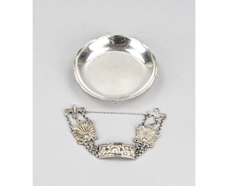 Silver bowl and Bible lock as bracelet, 833/000. Round bowl with a scalloped edge, on a round ring. MT.: Gerritsen and van Ke