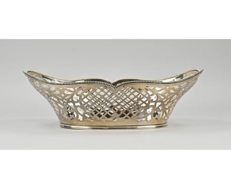 Silver bread dish, 835/000, sawn model with pumpkin decoration, floral decoration and a contoured edge with pearl decoration.