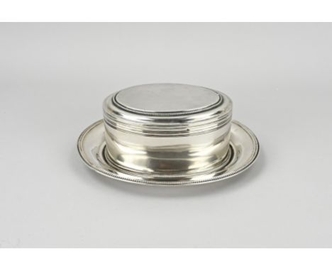 Silver biscuit tin with base, 833/000, oval model with a biscuit tin with a hinged lid. The tin and base have pearl rims. Bis
