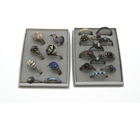 Lot with 20 silver rings, 835/000, with Turquoise, Lapis Lazuli, garnet and opal. Various sizes and models. approx. 48 grams.