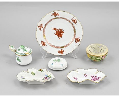 Lot of various Herend porcelain. Consisting of; 2x bowl, 1x plate, 1x marmalade pot, 1x bowl without lid, 1x loose lid. Size: