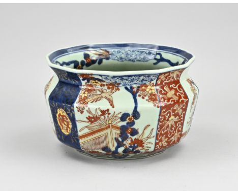 Japanese Imari porcelain angular flower pot with garden/gold decoration. 19th century. Dimensions: 14 x 21.5 x 22 cm. In good