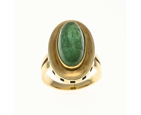 Coarse yellow gold ring, 585/000, with green stone. Ring with a wide oval head set with a green oval cabochon cut stone, dama