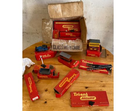 Selection of boxed Hornby railway items includes Garage, R.355 engine etc 