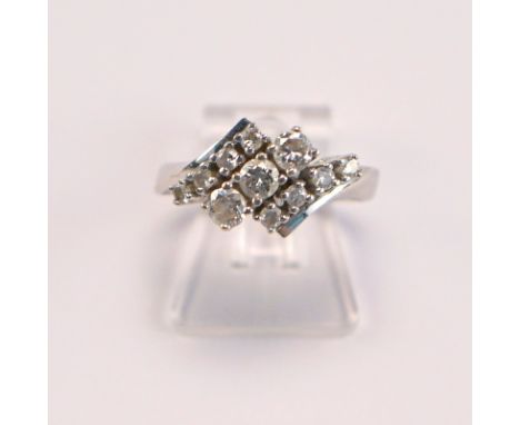Mehrsträngiger Brillantring, 585 WG, ca. 0,5ct BrillantbesatzRingschiene 585 gestempelt, der Ringkopf in drei Strängen mit Br