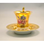 Königliche Porzellan Manufaktur Berlin, KPM: Goldtasse mit Blumenboquet, 1919