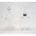 Zwei Karaffen mit gerippter Wandung, Art Deco-Stil
