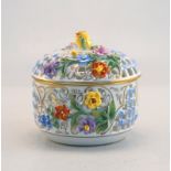 Potschappel, sächsische Porzellanmanufaktur: Deckeldose mit Blüten, Durchbruchporzellan