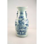 Seladonfarbene Balustervase mit Geier in Untergasurblau