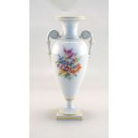 Staatlich Meissen: Vase im italieinischem Stil mit Volutenhenkeln