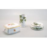 Höchster Porzellanmanufaktur: Zwei Deckeldosen mit floraler Malerei und Vase