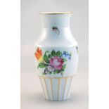 Herend, Ungarn: Vase im Art Deco-Stil mit Blumenmalerei