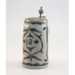 Deckelkrug des Biedermeier, salzglasiert, monogrammiert u. dat. 1824