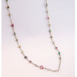 Lange Kette mit Saphiren, Rubinen, Smaragden und Diamanten, Platin