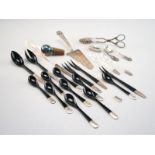 Konvolut Besteckteile, u.a. Kunststoff mit Silbermontur
