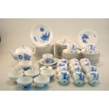 Royal Copenhagen, Dänemark: Umfangreiches Kaffee/Teegeschirr, Form Osier, Blaue Blume