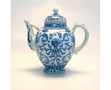 Kangxi Stegkanne Seladon Unterglasurblau ca. um 1700Mandelförmig mit bauchiger Tülle und Handhabe, Originaldeckel, sehr dicke