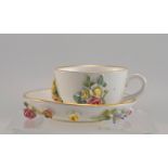 Königl. Meissen: Miniaturtasse mit Untertasse, vollplastischer Blumendekor