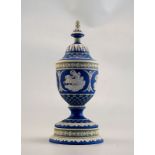 Wedgewood, England: Deckelpokal mit Antikendekor
