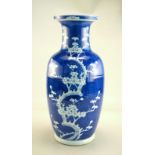 Balustervase mit Kirschblütendekor und passender Holzstand