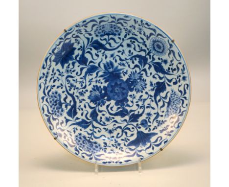 Großer Kanton Teller Blau Weiss mit acht Blüten, QuianlongSeladonglasur, unterglasurblaue Malerei zentrales Blütenmedaillon u