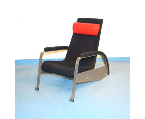 Jean Prouvé "Vintage Grand Repos" für TectaEdelstahl, Leder und Stoff in Schwarz und Leuchtendrot, Ausführung aus den 80er Ja