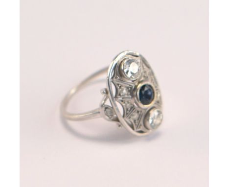 Eleganter Art déco Ring, Platin, mit Altschliffdiamanten und Saphirovaler Ringkopf aufwendig gefertigt, am Rand durchbrochen 