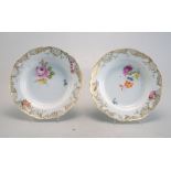Königl. Meissen: Zwei tiefe Teller mit Blumenmalerei und Goldstaffage, um 1760