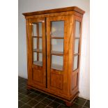Große Biedermeier Vitrine in Kirsche