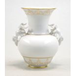 staatliche Porzellanmanufaktur Berlin, KPM: Widderkopfvase, Entw. Fr. Elias Meyer