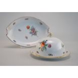 Nymphenburg, Porzellanmanufaktur: Schale und Butterdose mit Blumenmalerei, Korbrand