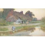 Strachan, Arthur Claude: Reetgedeckter Kötterhof mit Wasserschöpferin im Abendlicht