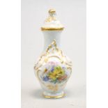 Staatlich Meissen: Flacon mit Blumenmalerei im Rokoko- Stil